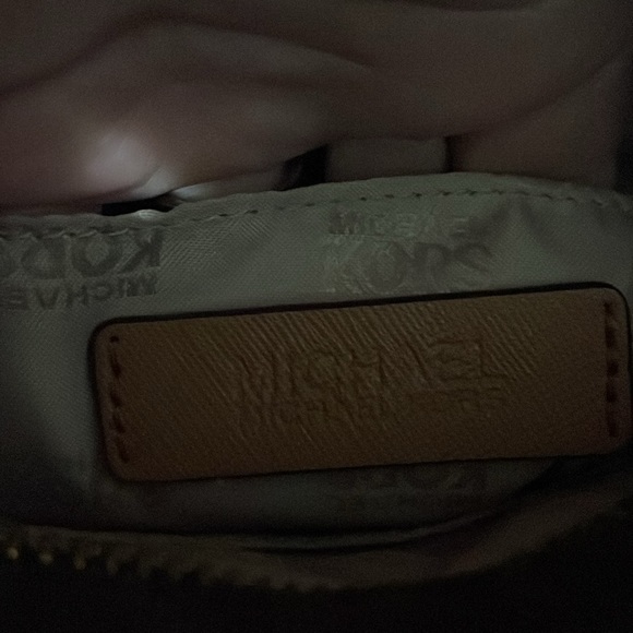 Michael kors cross body - Picture 4 of 8